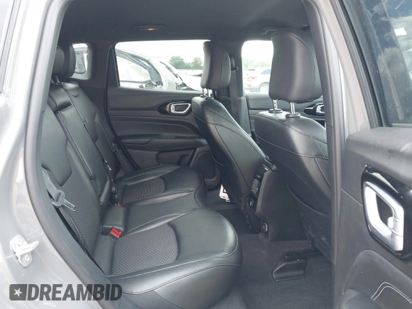 2024 Jeep Compass Latitude z VIN 3C4NJDBN4RT578170, wystawiony jako IAAI lot #42237990 z przebiegiem 17 265 mil mil oraz . Historia ofert i sprzedaży dostępna na DreamBid. Obrazek 8.