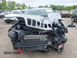 2020 Jeep Cherokee Trailhawk z VIN 1C4PJMBX0LD588251, wystawiony jako IAAI lot #42310054 z przebiegiem 47 780 mil mil oraz . Historia ofert i sprzedaży dostępna na DreamBid. Obrazek 13.