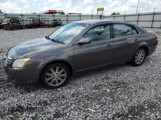 2005 Toyota Avalon XL z VIN 4T1BK36B95U022281, wystawiony jako Copart lot #54875705 z przebiegiem 126 295 mil mil oraz Szkoda całkowita • Salvage title. Historia ofert i sprzedaży dostępna na DreamBid. Obrazek 1.