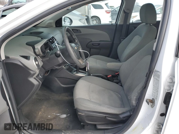 2016 Chevrolet Sonic LS z VIN 1G1JA6SH6G4105225, wystawiony jako Copart lot #89131055 z przebiegiem 112 365 mil mil oraz Szkoda całkowita • Salvage title. Historia ofert i sprzedaży dostępna na DreamBid. Obrazek 7.