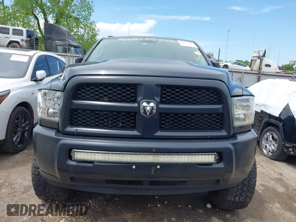 2017 Ram 2500 Tradesman z VIN 3C6UR4CJ1HG748189, wystawiony jako IAAI lot #42077420 z przebiegiem 175 256 mil mil oraz . Historia ofert i sprzedaży dostępna na DreamBid. Obrazek 13.