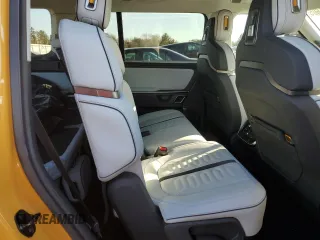 2023 Rivian R1S Adventure z VIN 7PDSGABA1PN009442, wystawiony jako Copart lot #45375605 z przebiegiem 28 047 mil mil oraz Szkody całkowita. Historia ofert i sprzedaży dostępna na DreamBid. Obrazek 11.