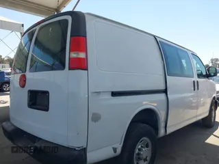 2013 Chevrolet Express Cargo z VIN 1GCWGFCA6D1145640, wystawiony jako IAAI lot #42379485 z przebiegiem 174 877 mil mil oraz . Historia ofert i sprzedaży dostępna na DreamBid. Obrazek 4.