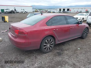 2015 Volkswagen Passat Limited Edition Edition z VIN 1VWAT7A37FC040495, wystawiony jako IAAI lot #42228267 z przebiegiem 203 105 mil mil oraz . Historia ofert i sprzedaży dostępna na DreamBid. Obrazek 4.