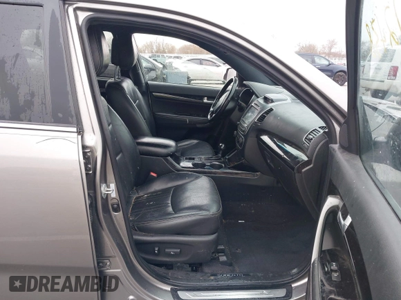 2014 Kia Sorento SX z VIN 5XYKWDA74EG538342, wystawiony jako IAAI lot #41972438 z przebiegiem 157 910 mil mil oraz . Historia ofert i sprzedaży dostępna na DreamBid. Obrazek 5.
