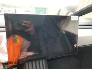 2024 Tesla Cybertruck z VIN 7G2CEHED0RA014997, wystawiony jako Copart lot #82289564 z przebiegiem Nie podano mil oraz Szkody całkowita. Historia ofert i sprzedaży dostępna na DreamBid. Obrazek 9.