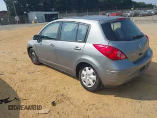 2007 Nissan Versa SL z VIN 3N1BC13E57L424125, wystawiony jako IAAI lot #42418376 z przebiegiem 196 779 mil mil oraz . Historia ofert i sprzedaży dostępna na DreamBid. Obrazek 3.