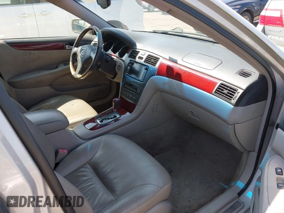 2002 Lexus ES 300 with VIN JTHBF30G320044114, listed as a IAAI auction lot 42104340 with 306,739 mi miles. Bid and sale history available at carsss.com. Image 5.