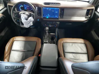 2022 Ford Bronco z VIN 1FMEE5DP8NLB90711, wystawiony jako Copart lot #63755395 z przebiegiem 22 660 mil mil oraz Szkoda całkowita • Salvage title. Historia ofert i sprzedaży dostępna na DreamBid. Obrazek 8.