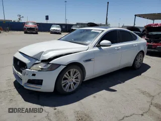 2017 Jaguar XF 35t Premium z VIN SAJBD4BV1HCY40426, wystawiony jako Copart lot #54504255 z przebiegiem 73 521 mil mil oraz Szkoda całkowita • Salvage title. Historia ofert i sprzedaży dostępna na DreamBid. Obrazek 1.