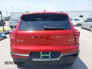 2025 Volvo XC40 Ultimate Dark Theme z VIN YV4L12UM3S2529546, wystawiony jako IAAI lot #42270947 z przebiegiem 787 mil mil oraz . Historia ofert i sprzedaży dostępna na DreamBid. Obrazek 17.
