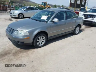 2004 Volkswagen Passat GLS z VIN WVWPD63BX4P205115, wystawiony jako IAAI lot #42039738 z przebiegiem 195 817 mil mil oraz . Historia ofert i sprzedaży dostępna na DreamBid. Obrazek 2.