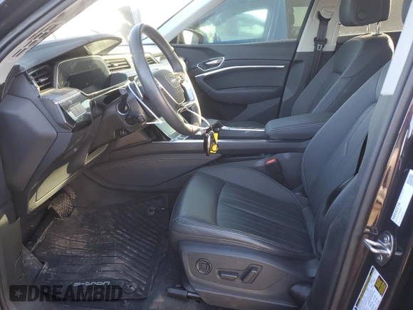 2024 Audi Q8 e-tron Premium z VIN WA14AAGE5RB042214, wystawiony jako Copart lot #81625384 z przebiegiem 20 296 mil mil oraz Szkoda całkowita • Salvage title. Historia ofert i sprzedaży dostępna na DreamBid. Obrazek 7.