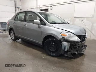 2011 Nissan Versa S z VIN 3N1BC1AP9BL485989, wystawiony jako IAAI lot #42414692 z przebiegiem 122 213 mil mil oraz . Historia ofert i sprzedaży dostępna na DreamBid. Obrazek 1.