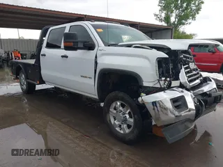 2017 GMC Sierra 2500HD z VIN 1GT12REG8HF113616, wystawiony jako IAAI lot #42075779 z przebiegiem Nie podano mil oraz . Historia ofert i sprzedaży dostępna na DreamBid. Obrazek 1.