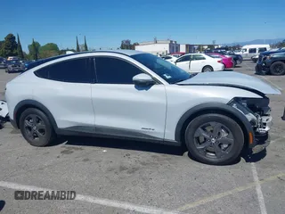 2021 Ford Mustang Mach-E Select z VIN 3FMTK1RM7MMA57653, wystawiony jako IAAI lot #41822938 z przebiegiem 23 581 mil mil oraz . Historia ofert i sprzedaży dostępna na DreamBid. Obrazek 14.