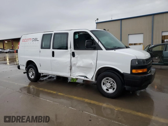 2020 Chevrolet Express Cargo Van with VIN 1GCWGAFP9L1241814, listed as a Copart auction lot 84927294 with 124,561 mi miles and Salvage Title. Bid and sale history available at carsss.com. Image 4.