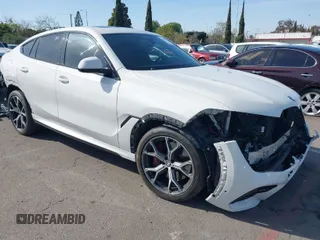 2022 BMW X6 M50i z VIN 5UXCY8C01N9J14882, wystawiony jako IAAI lot #41856966 z przebiegiem 22 893 mil mil oraz . Historia ofert i sprzedaży dostępna na DreamBid. Obrazek 1.