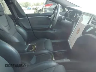 2017 Tesla Model S 60 z VIN 5YJSA1E13HF199359, wystawiony jako IAAI lot #42490410 z przebiegiem 100 377 mil mil oraz . Historia ofert i sprzedaży dostępna na DreamBid. Obrazek 5.