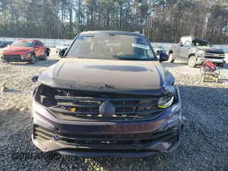 2023 Volkswagen Tiguan SE R-Line Black with VIN 3VV8B7AX5PM127059, listed as a Copart auction lot 49730495 with 33,068 mi miles and Salvage Title. Bid and sale history available at DreamBid. Image 5.