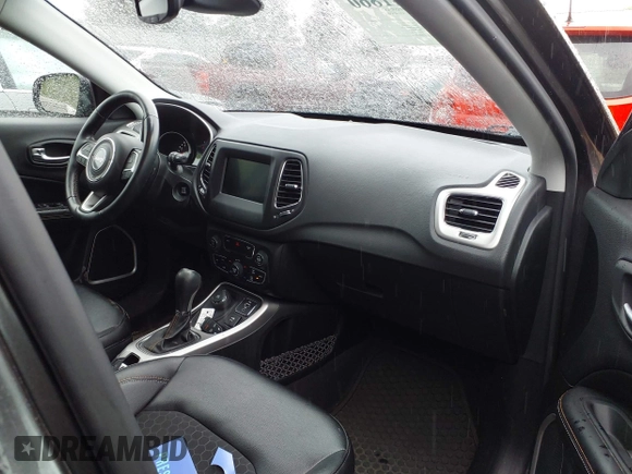 2018 Jeep Compass Latitude z VIN 3C4NJDBB0JT185244, wystawiony jako IAAI lot #42341860 z przebiegiem 64 533 mil mil oraz . Historia ofert i sprzedaży dostępna na DreamBid. Obrazek 5.