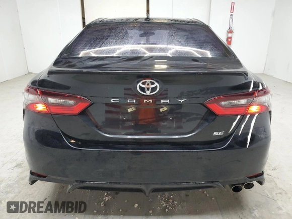 2022 Toyota Camry SE z VIN 4T1G11AK9NU057987, wystawiony jako Copart lot #56749015 z przebiegiem 85 171 mil mil oraz Czysty tytuł • Clean title. Historia ofert i sprzedaży dostępna na DreamBid. Obrazek 6.