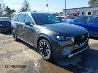 2024 Mazda CX-90 S Premium z VIN JM3KKDHC8R1112049, wystawiony jako IAAI lot #41537522 z przebiegiem 37 522 mil mil oraz . Historia ofert i sprzedaży dostępna na DreamBid. Obrazek 1.