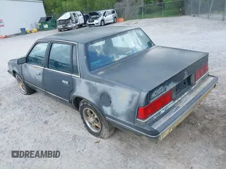 1987 Chevrolet Celebrity z VIN 1G1AW51W9H6195195, wystawiony jako IAAI lot #42040092 z przebiegiem 117 321 mil mil oraz . Historia ofert i sprzedaży dostępna na DreamBid. Obrazek 3.