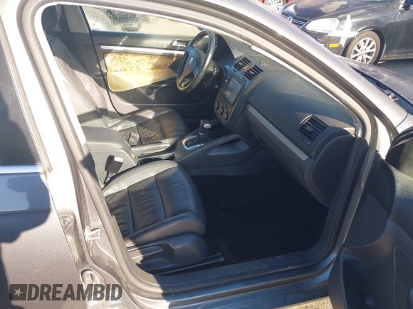 2007 Volkswagen Jetta z VIN 3VWJF71K97M021624, wystawiony jako IAAI lot #41682214 z przebiegiem Nie podano mil oraz . Historia ofert i sprzedaży dostępna na DreamBid. Obrazek 5.