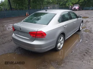 2013 Volkswagen Passat SEL Premium z VIN 1VWCN7A37DC045616, wystawiony jako IAAI lot #42381835 z przebiegiem 130 535 mil mil oraz . Historia ofert i sprzedaży dostępna na DreamBid. Obrazek 4.