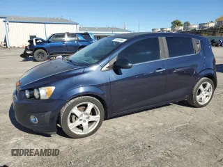 2016 Chevrolet Sonic LTZ z VIN 1G1JE6SB0G4135806, wystawiony jako Copart lot #81431844 z przebiegiem 126 908 mil mil oraz Czysty tytuł • Clean title. Historia ofert i sprzedaży dostępna na DreamBid. Obrazek 1.