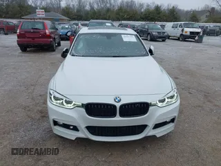 2018 BMW 3 Series 330i xDrive z VIN WBA8D9C51JEM33833, wystawiony jako IAAI lot #41565351 z przebiegiem 31 729 mil mil oraz . Historia ofert i sprzedaży dostępna na DreamBid. Obrazek 13.