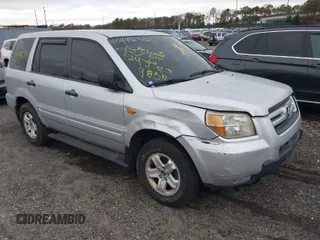 2006 Honda Pilot LX with VIN 2HKYF18196H557330, listed as a IAAI auction lot 40942921 with 999,999 mi miles. Bid and sale history available at carsss.com. Image 1.