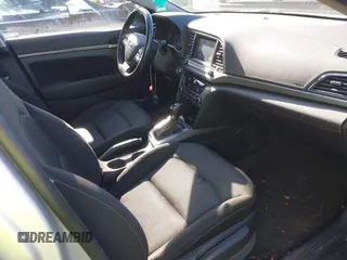2017 Hyundai Elantra SE z VIN 5NPD84LFXHH209973, wystawiony jako IAAI lot #42124541 z przebiegiem 103 676 mil mil oraz . Historia ofert i sprzedaży dostępna na DreamBid. Obrazek 5.