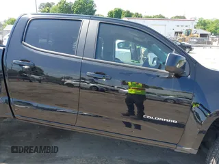 2021 Chevrolet Colorado 2WD LT z VIN 1GCGSCEN1M1221153, wystawiony jako IAAI lot #42056068 z przebiegiem 79 310 mil mil oraz . Historia ofert i sprzedaży dostępna na DreamBid. Obrazek 13.