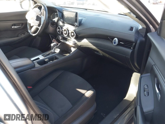 2021 Nissan Sentra SV z VIN 3N1AB8CV0MY302245, wystawiony jako IAAI lot #41670272 z przebiegiem 58 518 mil mil oraz . Historia ofert i sprzedaży dostępna na DreamBid. Obrazek 5.
