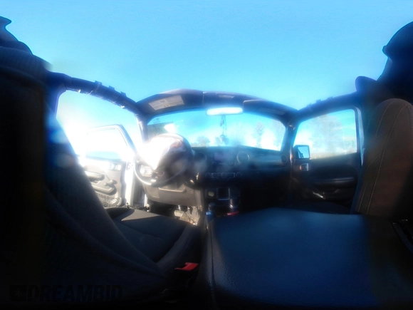 2018 Jeep Wrangler Unlimited Sport S z VIN 1C4HJXDG0JW158935, wystawiony jako IAAI lot #41187384 z przebiegiem 69 721 mil mil oraz . Historia ofert i sprzedaży dostępna na DreamBid. Obrazek 18.