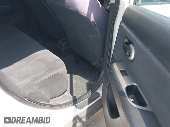 2007 Nissan Versa SL z VIN 3N1BC13E37L398804, wystawiony jako IAAI lot #42490240 z przebiegiem 185 597 mil mil oraz . Historia ofert i sprzedaży dostępna na DreamBid. Obrazek 8.