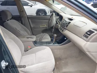 2002 Toyota Camry XLE z VIN 4T1BF32K82U530294, wystawiony jako IAAI lot #42251586 z przebiegiem Nie podano mil oraz . Historia ofert i sprzedaży dostępna na DreamBid. Obrazek 5.