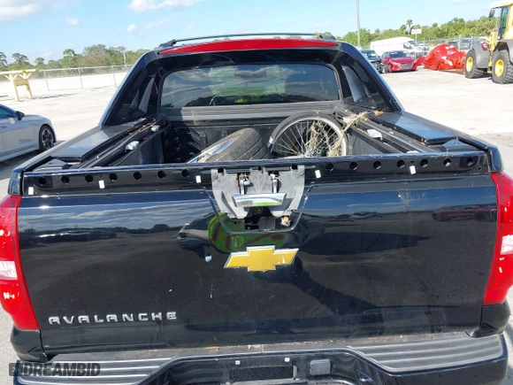 2013 Chevrolet Avalanche LTZ with VIN 3GNMCGE05DG351022, listed as a IAAI auction lot 41138090 with 197,159 mi miles. Bid and sale history available at carsss.com. Image 18.