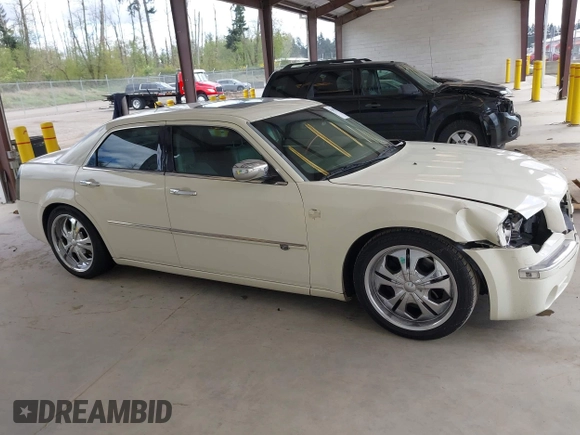 2008 Chrysler 300 C Hemi z VIN 2C3KA63HX8H208103, wystawiony jako IAAI lot #42082674 z przebiegiem 111 025 mil mil oraz . Historia ofert i sprzedaży dostępna na DreamBid. Obrazek 13.