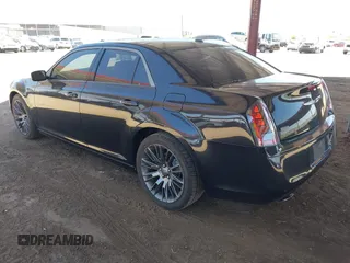 2013 Chrysler 300 C John Varvatos Limited Edition z VIN 2C3CCADG0DH698178, wystawiony jako IAAI lot #42250508 z przebiegiem 182 151 mil mil oraz . Historia ofert i sprzedaży dostępna na DreamBid. Obrazek 3.