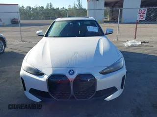 2024 BMW i4 eDrive35 z VIN WBY43AW04RFT05287, wystawiony jako IAAI lot #41427545 z przebiegiem 6 347 mil mil oraz . Historia ofert i sprzedaży dostępna na DreamBid. Obrazek 13.
