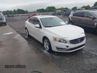 2015 Volvo S60 T5 Drive-E Premier z VIN YV140MFB6F1317389, wystawiony jako IAAI lot #42159552 z przebiegiem 130 618 mil mil oraz . Historia ofert i sprzedaży dostępna na DreamBid. Obrazek 1.