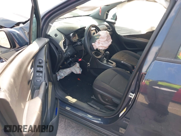 2019 Chevrolet Trax LS with VIN 3GNCJNSB9KL281783, listed as a IAAI auction lot 39713553 with 25,696 mi miles. Bid and sale history available at carsss.com. Image 5.