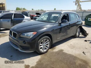 2015 BMW X1 xDrive28i z VIN WBAVL1C59FVY32553, wystawiony jako Copart lot #56513435 z przebiegiem 131 831 mil mil oraz Szkoda całkowita • Salvage title. Historia ofert i sprzedaży dostępna na DreamBid. Obrazek 1.
