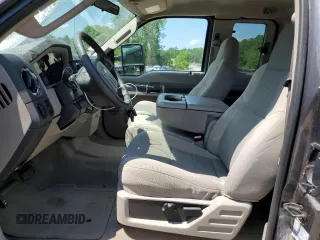 2008 Ford F-250 XL z VIN 1FTSX21518ED53470, wystawiony jako Copart lot #58700765 z przebiegiem 71 241 mil mil oraz Czysty tytuł • Clean title. Historia ofert i sprzedaży dostępna na DreamBid. Obrazek 7.