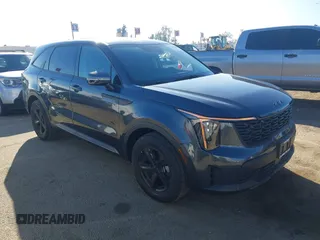 2024 Kia Sorento LX z VIN 5XYRG4JC4RG308993, wystawiony jako IAAI lot #41296568 z przebiegiem 5 980 mil mil oraz . Historia ofert i sprzedaży dostępna na DreamBid. Obrazek 1.