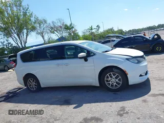 2017 Chrysler Pacifica Touring z VIN 2C4RC1DG6HR831175, wystawiony jako IAAI lot #42329800 z przebiegiem 320 507 mil mil oraz . Historia ofert i sprzedaży dostępna na DreamBid. Obrazek 13.