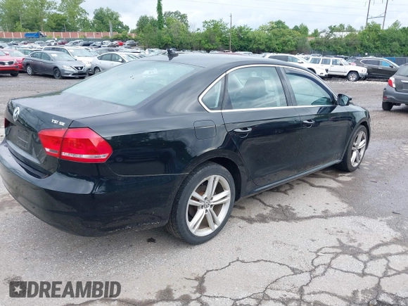 2014 Volkswagen Passat SE z VIN 1VWBT7A38EC037432, wystawiony jako IAAI lot #42347247 z przebiegiem 138 883 mil mil oraz . Historia ofert i sprzedaży dostępna na DreamBid. Obrazek 4.